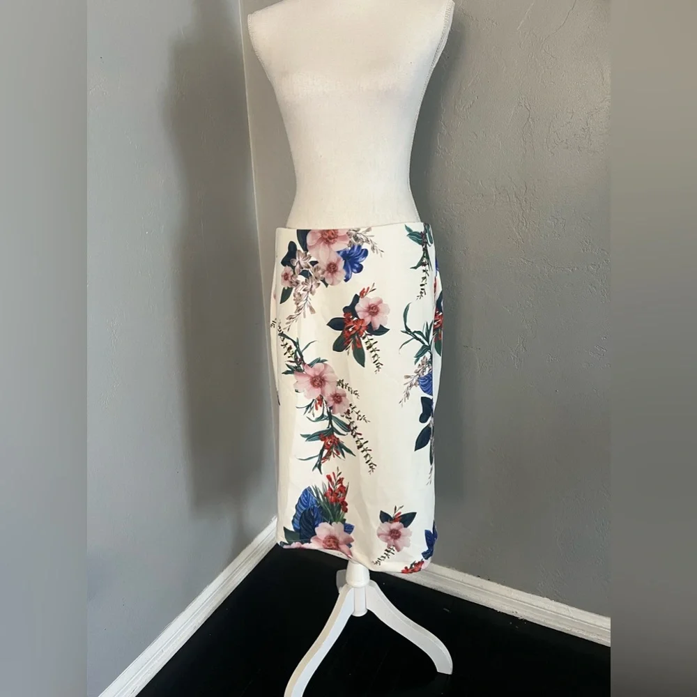 T Tahari Floral Print Slim Skirt In White Bouquet Print size L/G